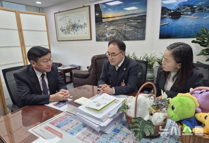 [서울=뉴시스]경남도 조현준(가운데) 균형발전본부장이 8일 국회에서 남해안권 발전 특별법 공동발의자인 정점식(왼쪽) 의원을 만나 신속한 제정을 위한 공청회 조속 개최 등을 건의하고 있다.(사진=경남도 제공) 2026.01.08. photo@newsis.com