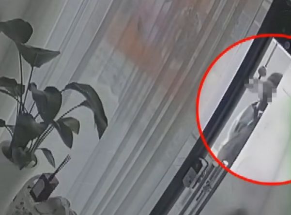 [뉴시스] 충북 청주에서 반영구 화장과 착색 관리를 하는 1인 가게를 운영 중인 여성 사장이 90대로 추정되는 노인으로부터 성적 맥락이 의심되는 시술 요청을 받았다. 사진은 해당 노인이 검은 모자와 안경, 마스크, 장갑으로 얼굴을 가린 채 가게로 찾아 온 모습. (사진 = 'JTBC News' 유튜브 캡처) 2025.01.08. *재판매 및 DB 금지