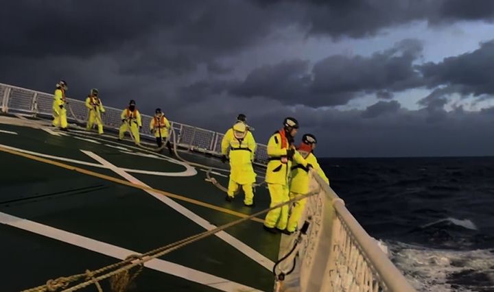 [동해=뉴시스] 동해해경이 풍랑경보 발효중 조난된 어선을 예인하고 있다.(사진=동해해경 제공)photo@newsis.com *재판매 및 DB 금지