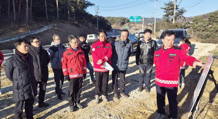 [정선=뉴시스] 8일 박은식 산림청 차장(왼쪽 네번째)이 강원 정선에서 소나무재선충병 대책회의 후 현장점검을 하고 있다. (사진=산림청 제공) 2026.01.08. photo@newsis.com *재판매 및 DB 금지