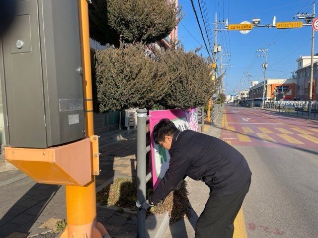 [동해=뉴시스] 동해시가 불법광고물을 철거하고 있다.(사진=동해시 제공)photo@newsis.com *재판매 및 DB 금지