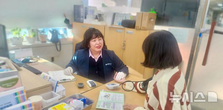 [의왕=뉴시스] 의왕시가 연중 무료로 '대사증후군 상담실'을 운영하는 가운데 한 시민이 상담받고 있다. (사진=의왕시 제공).2026.01.08. photo@newsis.com 