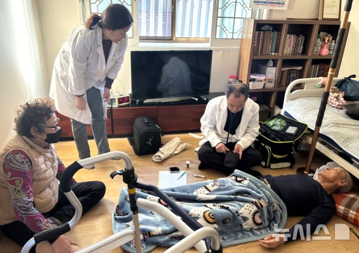 [포항=뉴시스] 송종욱 기자 = 포항시는 의료·요양·돌봄을 하나로 묶은 '포항 통합 돌봄'에 행정력을 집중한다. 사진은 방문 의료 지원. (사진=포항시 제공) 2026.01.08. photo@newsis.com