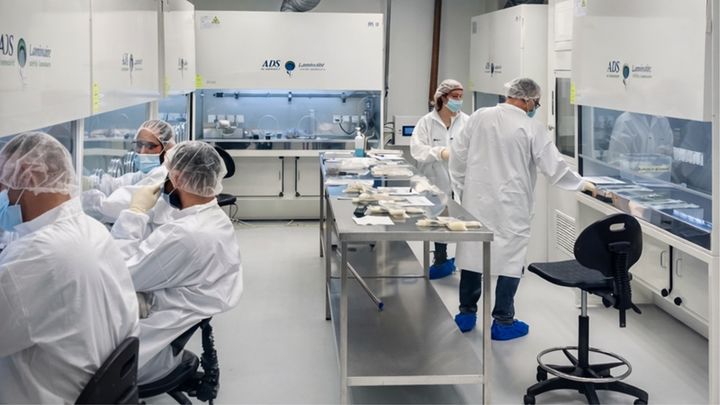 [서울=뉴시스] 알파타우 생산 시설 내 클린룸에서 알파다트와 관련된 제조·준비 작업이 이뤄지고 있는 모습. (사진=알파타우 제공) 2026.1.8. photo@newsis.com *재판매 및 DB 금지