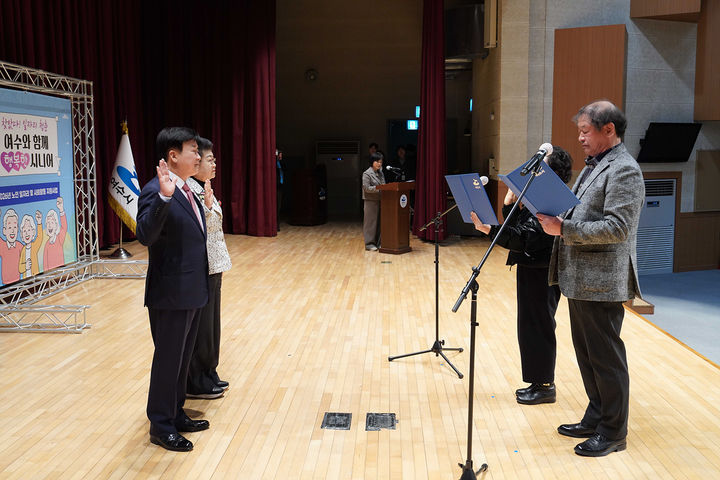 [여수=뉴시스] 2026여수시 노인일자리 사업 발대식. (사진=여수시 제공) 2026.01.08. photo@newsis.com *재판매 및 DB 금지