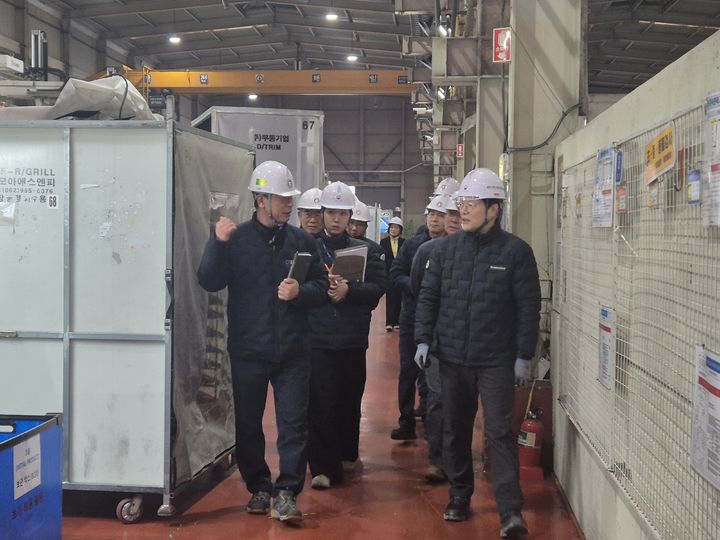 [광주=뉴시스] 광주고용노동청 관계자들이 8일 한국산업안전보건공단 등 유관기관과 지역 자동차 부품 제조업체를 대상으로 불시 합동점검을 실시하고 있다. (사진=광주노동청 제공) 2026.01.08. photo@newsis.com *재판매 및 DB 금지