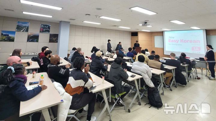 [포항=뉴시스] = 포항시 외국인 주민을 위한 무료 한국어 교실. 2026.01.08 photo@newsis.com