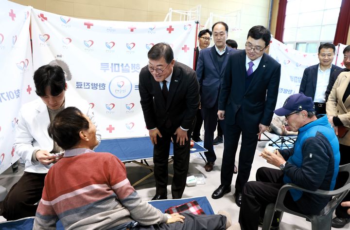 [창원=뉴시스] 사진은 작년 경남 합천율곡농협에서 시행된 농촌왕진버스 현장. 김윤철(왼쪽) 합천군수가 류길년 경남농협본부장과 함께 주민들과 이야기를 하고 있는 모습. (사진=경남농협 제공) 2026.01.08.photo@newsis.com *재판매 및 DB 금지
