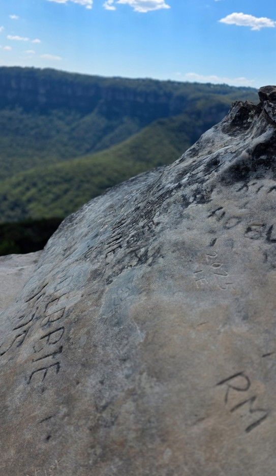 [호주 시드니=박현주 미술전문기자]1월 한여름의 호주 시드니 블루마운틴 링컨바위(Lincoln’s Rock). 전망대 바위 표면에 관광객들이 남긴 수많은 이름과 낙서가 새겨져 있다. 2026.01.08. hyun@newsis.com *재판매 및 DB 금지