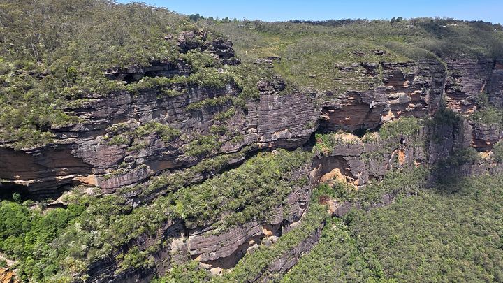 [호주 시드니=박현주 미술전문기자]1월 한여름의 호주 시드니 블루마운틴 절벽. 수억 년에 걸친 시간의 층위가 그대로 드러난다. 2026.01.08.hyun@newsis.com *재판매 및 DB 금지