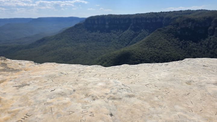 [호주 시드니=박현주 미술전문기자]1월 한여름의 호주 시드니 블루마운틴 링컨바위(Lincoln’s Rock). 전망대 바위 표면에 관광객들이 남긴 수많은 이름과 낙서가 새겨져 있다. 2026.01.08. hyun@newsis.com *재판매 및 DB 금지