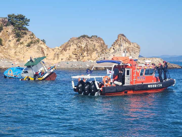 [통영=뉴시스] 신정철 기자= 8일 오후 1시 16분께 경남 통영시 욕지면 적도 남방 인근 해상에서 통영선적 3.47t급 잠수기 어선 A호(승선원 3명)가 좌초됐다.사진은 통영해경 잠수요원이 바닷물에 입수하여 선체 상태를 확인하고 전복 방지를 위해 부력부이를 설치하고 있는 모습.(사진=통영해경 제공).2026.01.08. photo@newsis.com *재판매 및 DB 금지