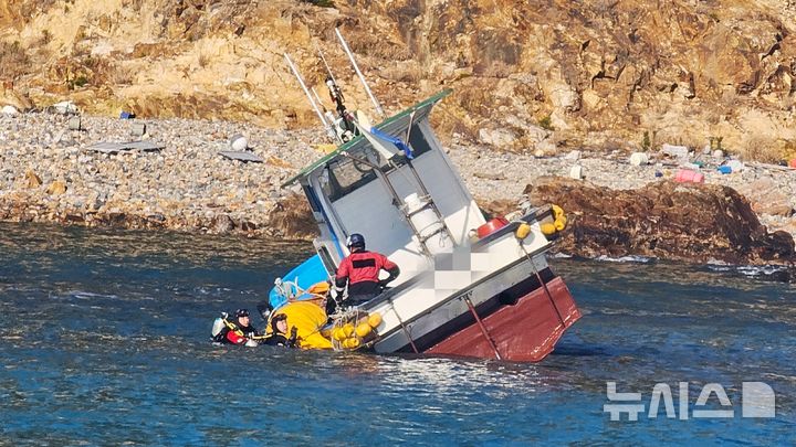 통영해경, 욕지 적도 해상 어선 좌초…승선원 3명 구조