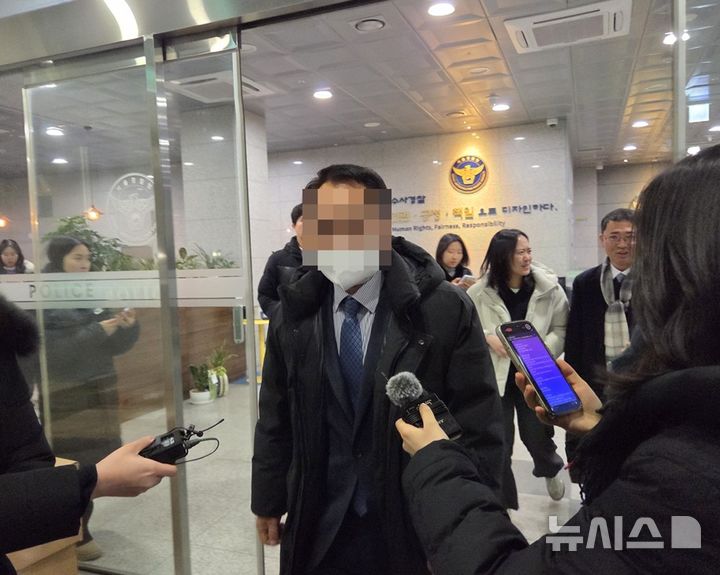 [서울=뉴시스]김윤영 수습기자=김병기 의원에게 1000만원을 건넸다가 돌려받았다는 내용의 탄원서를 작성한 전직 동작구의원 A씨가 피의자 신분으로 조사를 받은 뒤 8일 오후 7시48분께 서울 마포구 서울경찰청 광역수사단을 나서고 있다.2026.01.08. youn@newsis.com