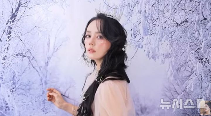 [서울=뉴시스] 배우 한가인이 로맨스 판타지 여주인공으로 변신했다. 2026.01.08. (사진 = 유튜브 채널 '자유부인 한가인' 캡처) photo@newsis.com *재판매 및 DB 금지