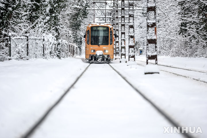 [부다페스트=신화/뉴시스] 7일(현지 시간) 헝가리 부다페스트에서 트램이 눈길을 달리고 있다. 2026.01.08.