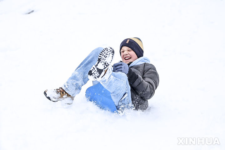 [부다페스트=신화/뉴시스] 7일(현지 시간) 헝가리 부다페스트에서 한 어린이가 눈썰매를 타고 있다. 2026.01.08.