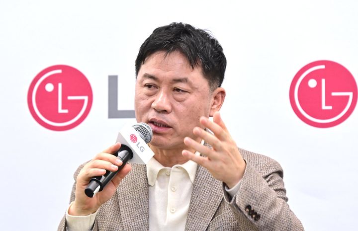 [서울=뉴시스] 류재철 LG전자 CEO가 7일(현지 시간) 미국 라스베이거스에서 열린 기자 간담회에서 사업 전략을 소개하고 있다. (사진=LG전자 제공) 2026.01.08. photo@newsis.com *재판매 및 DB 금지