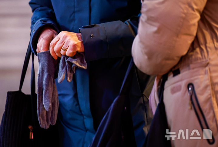 [서울=뉴시스] 정병혁 기자 = 영하권 강추위가 찾아온 8일 서울 종로구 광화문네거리에서 한 시민이 장갑을 끼고 있다. 2026.01.08. jhope@newsis.com
