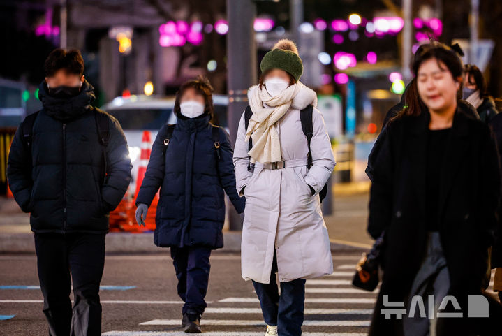 [서울=뉴시스] 정병혁 기자 = 영하권 강추위가 찾아온 8일 서울 종로구 광화문네거리에서 두꺼운 옷을 입은 시민들이 이동하고 있다. 2026.01.08. jhope@newsis.com