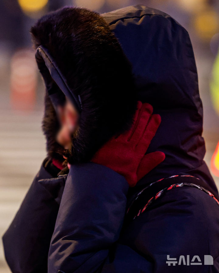 [서울=뉴시스] 정병혁 기자 = 영하권 강추위가 찾아온 8일 서울 종로구 광화문네거리에서 두꺼운 옷을 입은 시민들이 이동하고 있다. 2026.01.08. jhope@newsis.com