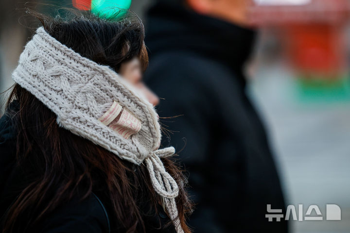 [서울=뉴시스] 정병혁 기자 = 영하권 강추위가 찾아온 8일 서울 종로구 광화문네거리에서 두꺼운 옷을 입은 시민들이 이동하고 있다. 2026.01.08. jhope@newsis.com