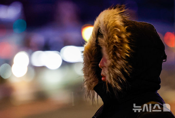 [서울=뉴시스] 정병혁 기자 = 영하권 강추위가 찾아온 8일 서울 종로구 광화문네거리에서 두꺼운 옷을 입은 시민들이 이동하고 있다. 2026.01.08. jhope@newsis.com