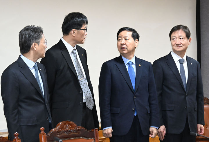 [서울=뉴시스] 사진은 구윤철 경제부총리 겸 재정경제부 장관이 지난 8일 서울 중구 은행연합회에서 열린 시장상황점검회의에 앞서 기념촬영을 하고 있는 모습. 왼쪽부터 권대영 금융위 부위원장, 이창용 한국은행 총재, 구윤철 부총리, 이찬진 금융감독원장. (사진=재정경제부 제공) 2026.01.08. photo@newsis.com *재판매 및 DB 금지