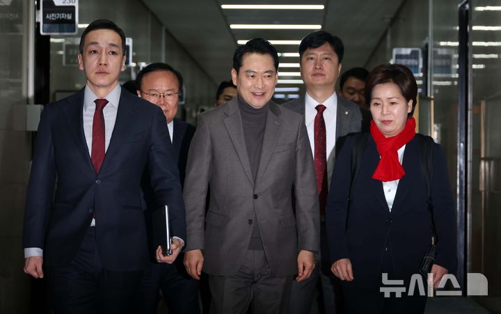 [서울=뉴시스] 조성봉 기자 = 장동혁 국민의힘 대표와 최고위원들이 8일 오전 서울 여의도 국회에서 열린 최고위원회의에 참석하고 있다. 2026.01.08.suncho21@newsis.com 
