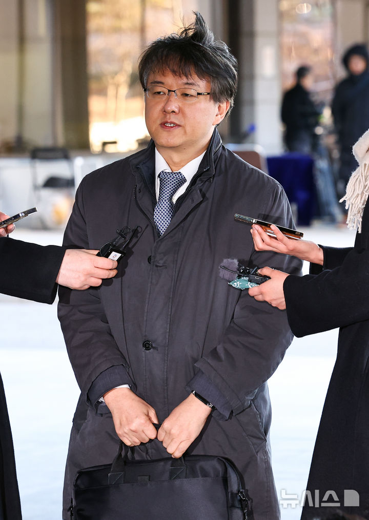 [서울=뉴시스] 최진석 기자 = 통일교와 신천지의 정교유착 의혹을 수사하는 검찰·경찰 합동수사본부의 본부장을 맡은 김태훈 합수본부장이 8일 서울 서초구 서울고검으로 출근하며 기자들의 질문에 답하고 있다. 2026.01.08. myjs@newsis.com