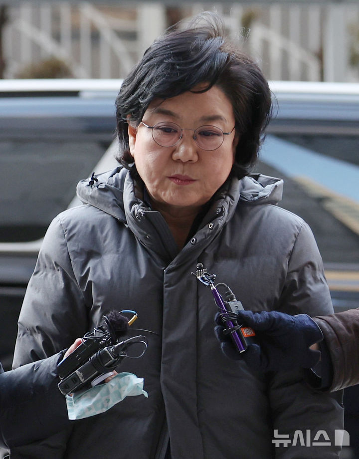 [서울=뉴시스] 김진아 기자 = 이혜훈 기획예산처 장관 후보자가 8일 서울 중구 예금보험공사에 마련된 청문회 준비 사무실로 출근하던 중 취재진의 질문을 받고 있다. 2025.01.08. bluesoda@newsis.com