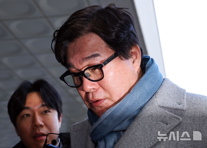 [서울=뉴시스] 최진석 기자 = 김성태 전 쌍방울 회장이 8일 서울 서초구 서울고검 인권침해점검 태스크포스(TF)에 피의자 신분으로 출석하며 취재진의 질문을 듣고 있다. 2026.01.08. myjs@newsis.com