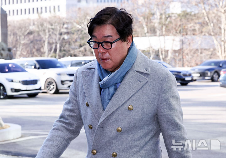 [서울=뉴시스] 최진석 기자 = 김성태 전 쌍방울 회장이 8일 서울 서초구 서울고검 인권침해점검 태스크포스(TF)에 피의자 신분으로 출석하고 있다. 2026.01.08. myjs@newsis.com