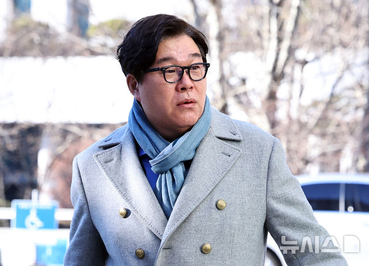 [서울=뉴시스] 최진석 기자 = 김성태 전 쌍방울 회장이 8일 서울 서초구 서울고검 인권침해점검 태스크포스(TF)에 피의자 신분으로 출석하고 있다. 2026.01.08. myjs@newsis.com