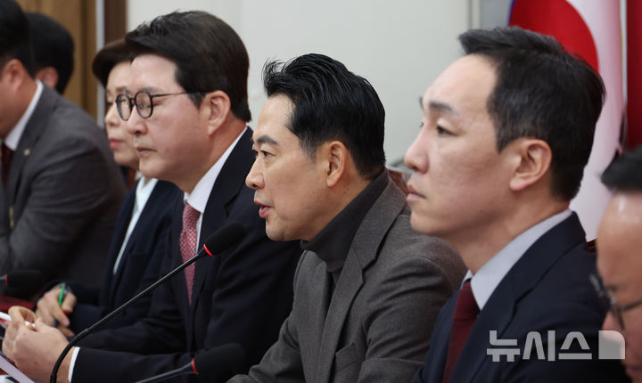 [서울=뉴시스] 김금보 기자 = 장동혁 국민의힘 대표가 8일 오전 서울 여의도 국회에서 열린 최고위원회의에서 발언을 하고 있다. 2025.01.08. kgb@newsis.com