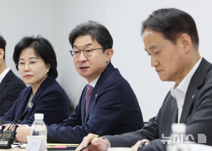 [수원=뉴시스] 김종택 기자 = 이억원 금융위원회 위원장이 8일 오전 경기 수원시 팔달구 수원서민금융통합지원센터에서 열린 포용적 금융 대전환 제1차 회의에서 발언하고 있다. (공동취재) 2026.01.08. photo@newsis.com