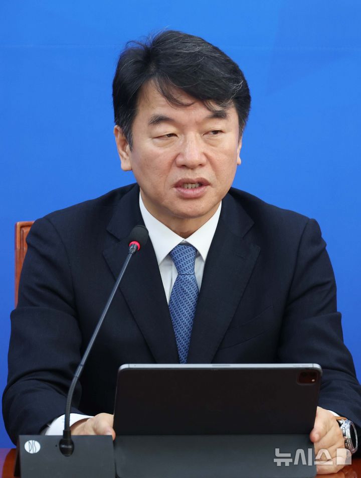 [서울=뉴시스] 조성봉 기자 = 문진석 더불어민주당 원내대표 직무대행이 8일 오전 서울 여의도 국회에서 열린 정책조정회의에서 발언을 하고 있다. 2026.01.08. suncho21@newsis.com