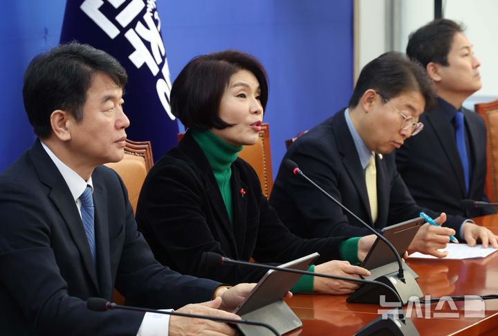 [서울=뉴시스] 조성봉 기자 = 한정애 더불어민주당 정책위의장이 8일 오전 서울 여의도 국회에서 열린 정책조정회의에서 발언을 하고 있다. 2026.01.08. suncho21@newsis.com