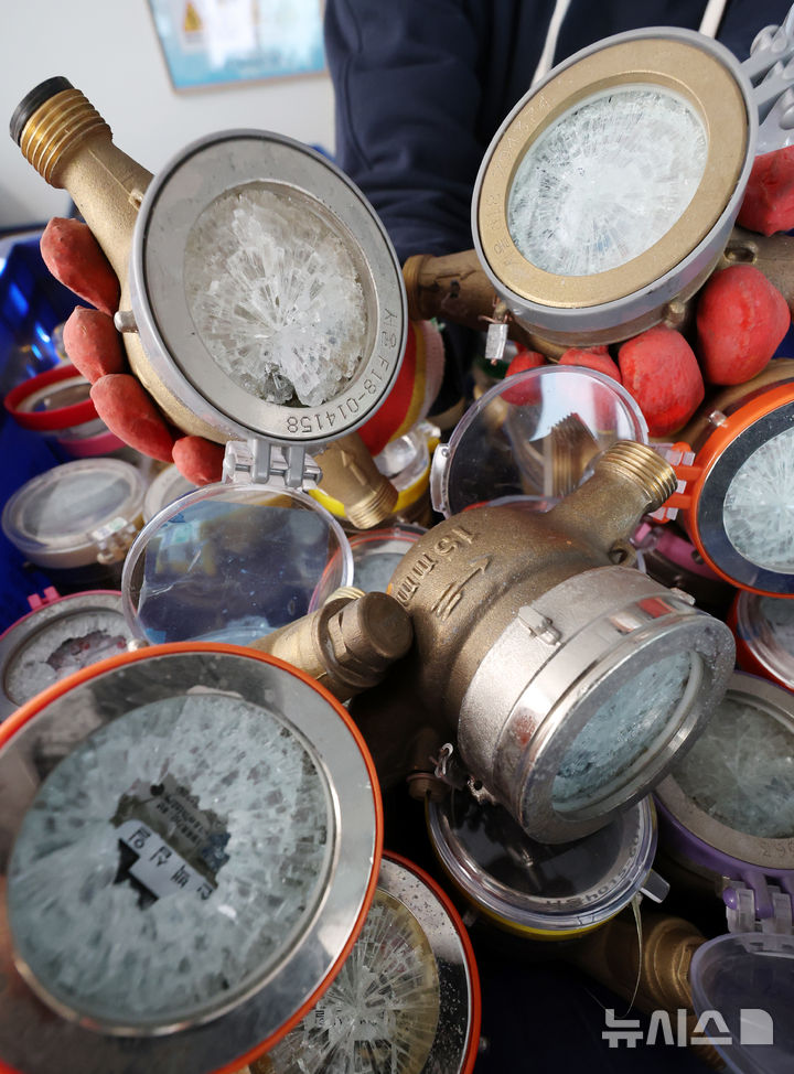 [서울=뉴시스] 조성우 기자 = 서울에 한파주의보가 발효된 8일 서울 강북구 서울북부수도사업소에서 직원이 동파된 수도계량기를 정리하고 있다. 2026.01.08. xconfind@newsis.com