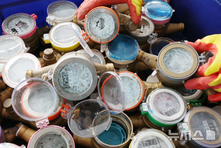 [서울=뉴시스] 조성우 기자 = 서울에 한파주의보가 발효된 8일 서울 강북구 서울북부수도사업소에서 직원이 동파된 수도계량기를 정리하고 있다. 2026.01.08. xconfind@newsis.com