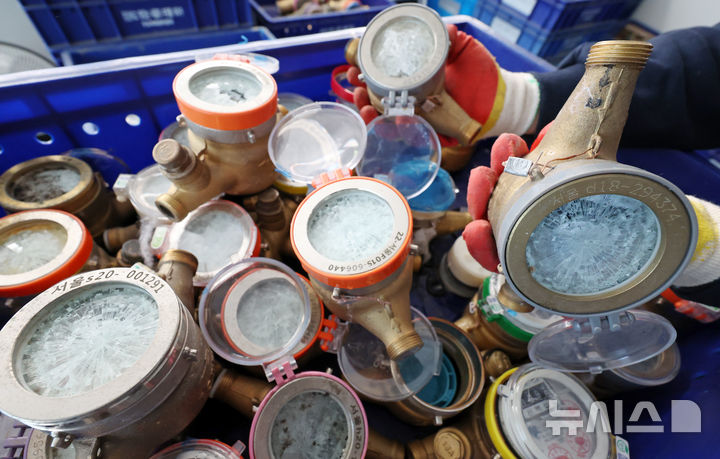 [서울=뉴시스] 조성우 기자 = 서울에 한파주의보가 발효된 8일 서울 강북구 서울북부수도사업소에서 직원이 동파된 수도계량기를 정리하고 있다. 2026.01.08. xconfind@newsis.com