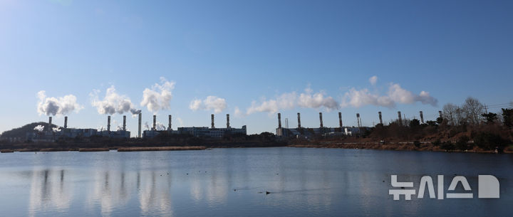 [인천=뉴시스] 전진환 기자 = 전국이 영하권의 날씨를 보인 8일 오전 인천 서구 서인천복합화력발전소 굴뚝에서 수증기가 뿜어져 나오고 있다. 2026.01.08. amin2@newsis.com