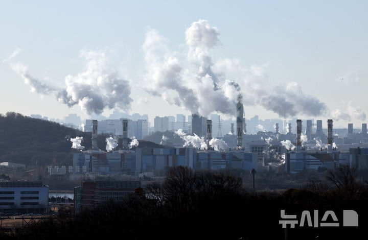 [인천=뉴시스] 전진환 기자 = 전국이 영하권의 날씨를 보인 8일 오전 인천 서구 서인천복합화력발전소 굴뚝에서 수증기가 뿜어져 나오고 있다. 2026.01.08. amin2@newsis.com