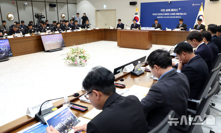 [세종=뉴시스] 강종민 기자 = 윤호중 행정안전부 장관이 8일 세종시 정부세종청사에서 김승룡 소방청장 직무대행에게 2026년 소방청 업무계획을 보고받고 있다. 2026.01.08. ppkjm@newsis.com