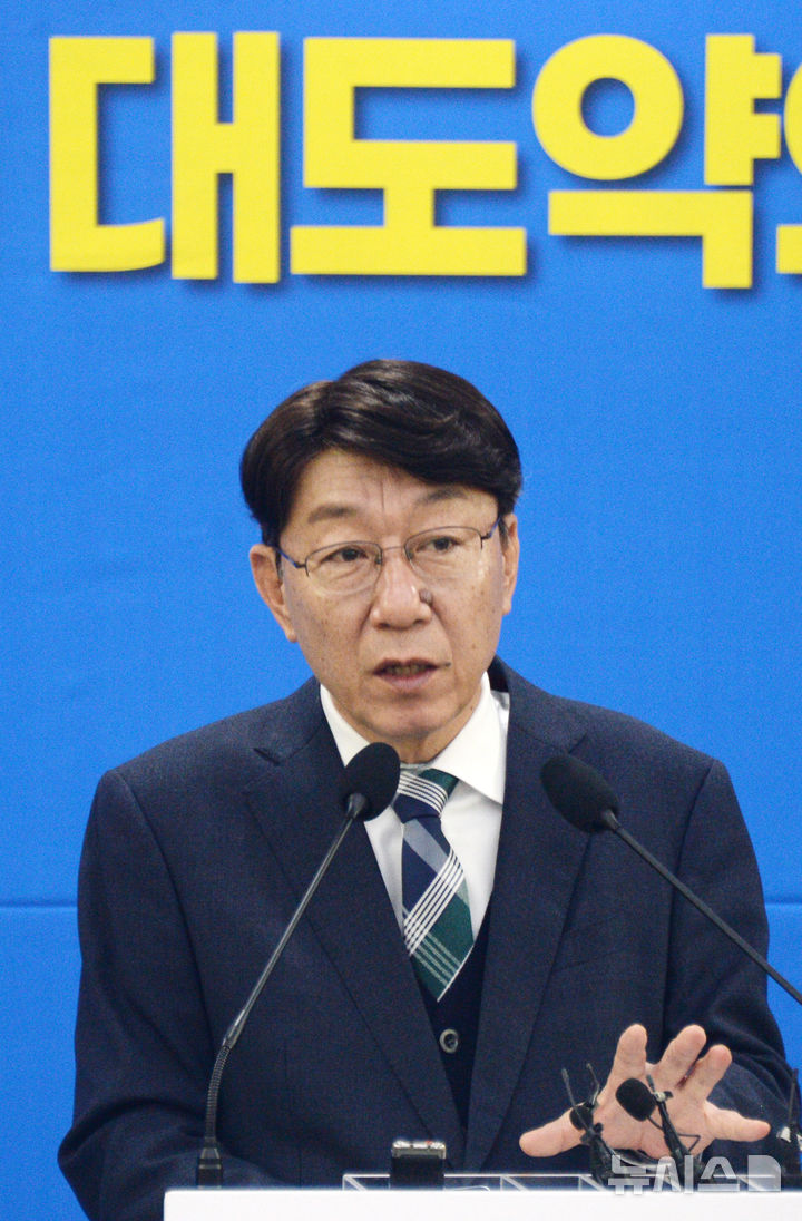 [전주=뉴시스] 김얼 기자 = 우범기 전주시장이 8일 전북 전주시 전주시청 대회의실에서 2026년 신년 기자회견을 열고 질의에 답변하고 있다. 2026.01.08. pmkeul@newsis.com