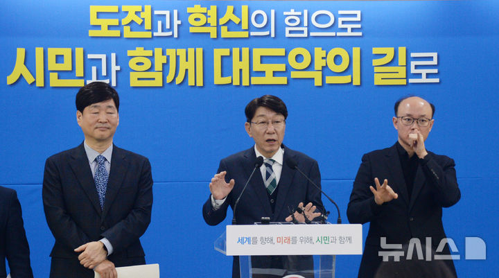 [전주=뉴시스] 김얼 기자 = 우범기(가운데) 전주시장이 8일 전북 전주시 전주시청 대회의실에서 2026년 신년 기자회견을 열고 질의에 답변하고 있다. 2026.01.08. pmkeul@newsis.com