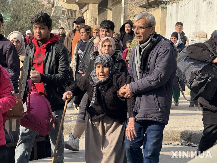 [알레포=신화/뉴시스] 시리아 정부군이 10일(현지 시간) 쿠르드계 무장단체 시리아민주군(SDF)의 거점인 알레포의 셰이크 막수드 지역을 장악했다며, 군사 작전을 중단하고 일방적 휴전을 선언했다. 사진은 지난 7일 시리아 알레포 북부 셰이크막수드와 아슈라피에 지역에서 주민들이 대피하는 모습. 2026.01.10