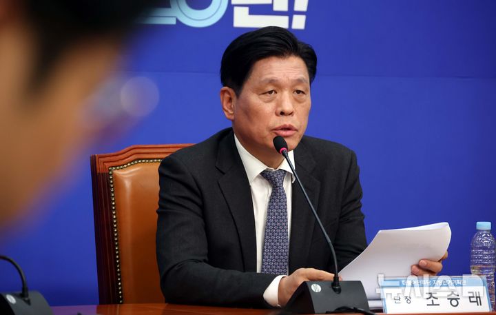 [서울=뉴시스] 조성봉 기자 = 조승래 더불어민주당 지방선거기획단 단장이 8일 오전 서울 여의도 국회에서 열린 비공개 지방선거기획단 회의를 마치고 회의 내용을 브리핑하고 있다. 2026.01.08. suncho21@newsis.com