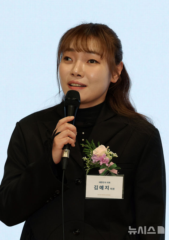 [서울=뉴시스] 배훈식 기자 = 김예지 국민의힘 의원이 8일 오전 서울 용산구 대한의협 회관에서 열린 2026년 의료계 신년하례회에서 축사를 하고 있다. 2026.01.08. dahora83@newsis.com