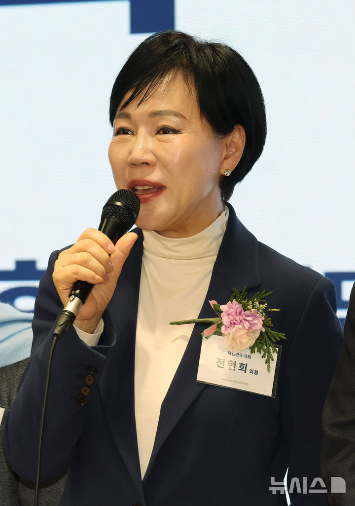 [서울=뉴시스] 배훈식 기자 = 전현희 더불어민주당 의원이 8일 오전 서울 용산구 대한의협 회관에서 열린 2026년 의료계 신년하례회에서 축사를 하고 있다. 2026.01.08. dahora83@newsis.com